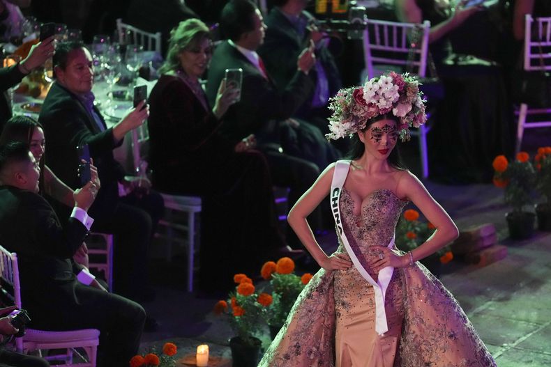 Miss China Jia Qi participa en La Gala de las Catrinas para celebrar el Día de Muertos a días de la 73a edición de Miss Universo en la Ciudad de México el 1 de noviembre de 2024. (Foto AP/Eduardo Verdugo)