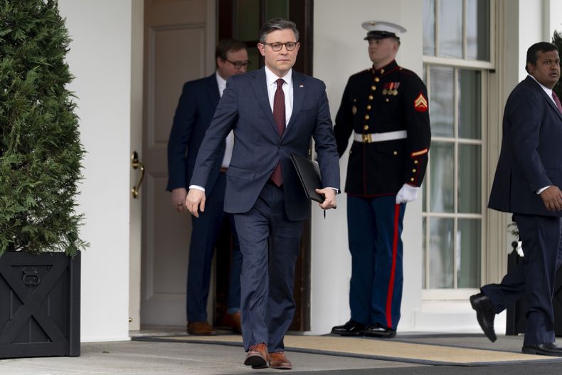 El presidente de la Cámara de Representantes, Mike Johnson, acude a hablar con la prensa tras reunirse con el presidente Joe Biden en la Casa Blanca, el martes 27 de febrero de 2024, en Washington. (AP Foto/Andrew Harnik)