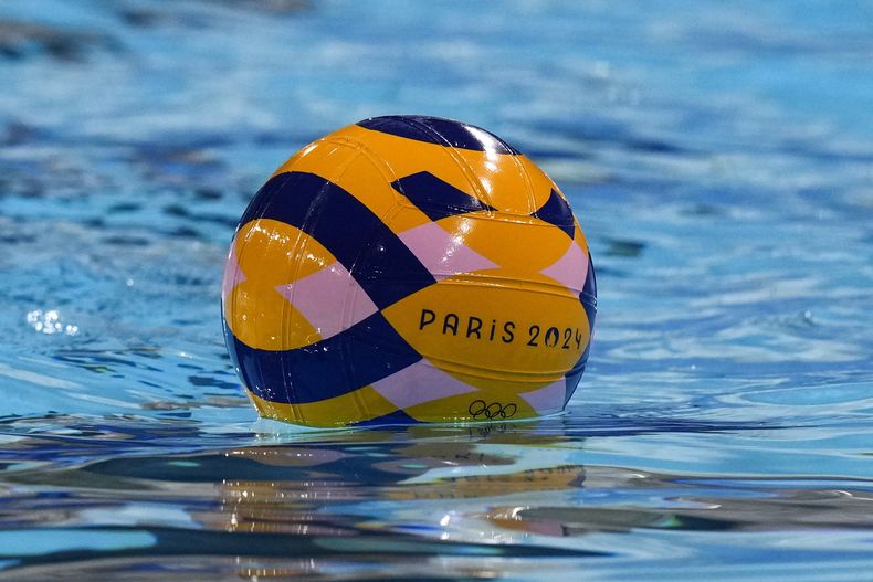 Una pelota flota en el agua durante el entrenamiento del equipo femenino de water polo de Australia previo a los Juegos Olímpicos de París, el martes 23 de julio de 2024, en Saint-Denis, Francia. (AP Foto/Luca Bruno)