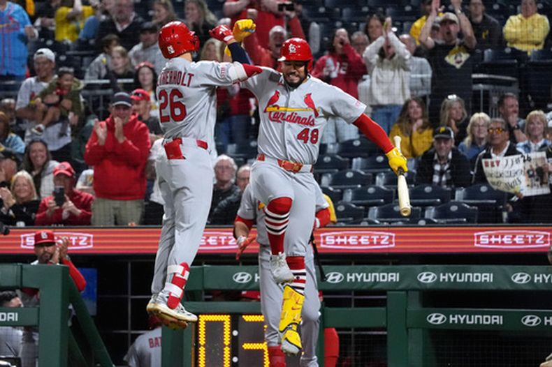 JJ Wetherholt (26) celebra con Iván Herrera (48), de los Cardenales de San Luis, en su regreso a la caseta después de un jontón frente a los Piratas de Pittsburgh en la novena entrada del juego de béisbol de Grandes Ligas, el lunes 27 de abril de 2026, en Pittsburgh. (AP Foto/Tom E. Puskar)