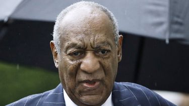 ARCHIVO - Bill Cosby llega para una audiencia de sentencia luego de su condena por agresión sexual en el juzgado del condado de Montgomery en Norristown Pensilvania. Nueve mujeres más acusan a Cosby de agresión sexual en una demanda que alega que usó lo que llaman su enorme poder, fama y prestigio para victimizarlas. Una demanda presentada el miércoles 14 de junio de 2023 en un tribunal federal de Nevada alega que las mujeres fueron drogadas y agredidas individualmente entre aproximadamente 1979 y 1992 en casas, vestidores y hoteles de Las Vegas, Reno y Lago Tahoe. (Foto AP/Matt Rourke, archivo)