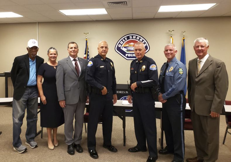 ESP-CEL MORGAN FREEMAN-POLICIA