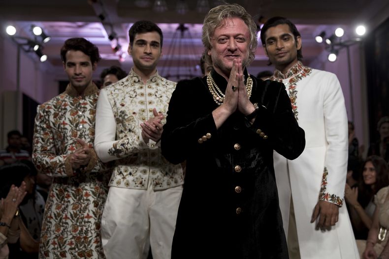 El diseñador de modas Rohit Bal en un desfile de modas en Nueva Delhi el 24 de julio del 2016. (AP foto/Tsering Topgyal)