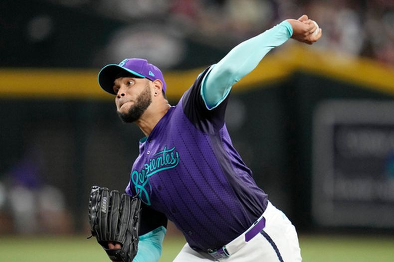 El venezolano Eduardo Rodríguez, de los Diamondbacks de Arizona, lanza frente a los Rojos de Cincinnati el viernes 21 de agosto de 2026 (AP Foto/Ross D. Franklin)