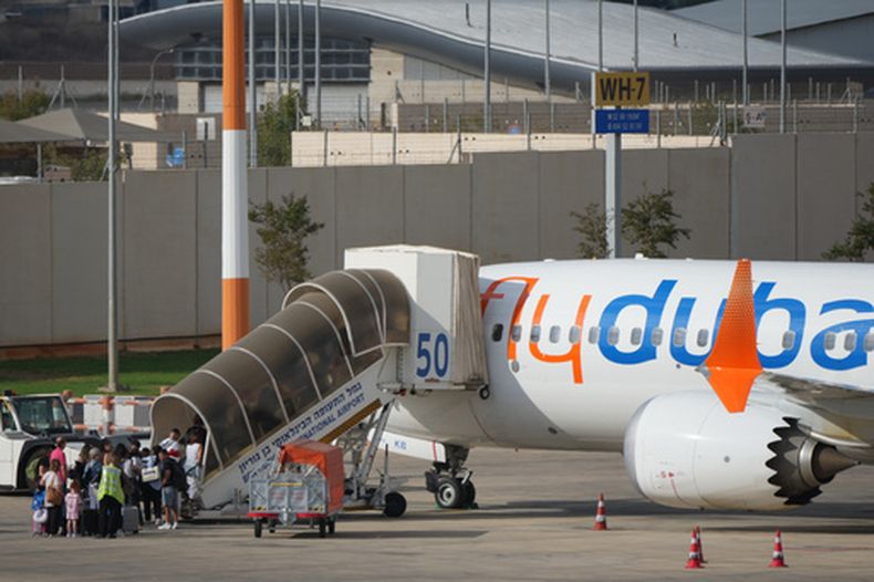 Pasajeros abordan un avión de FlyDubai en el Aeropuerto Internacional Ben Gurion, cerca de Tel Aviv, Israel, el miércoles 30 de septiembre de 2026. (AP Foto/Ariel Schalit)