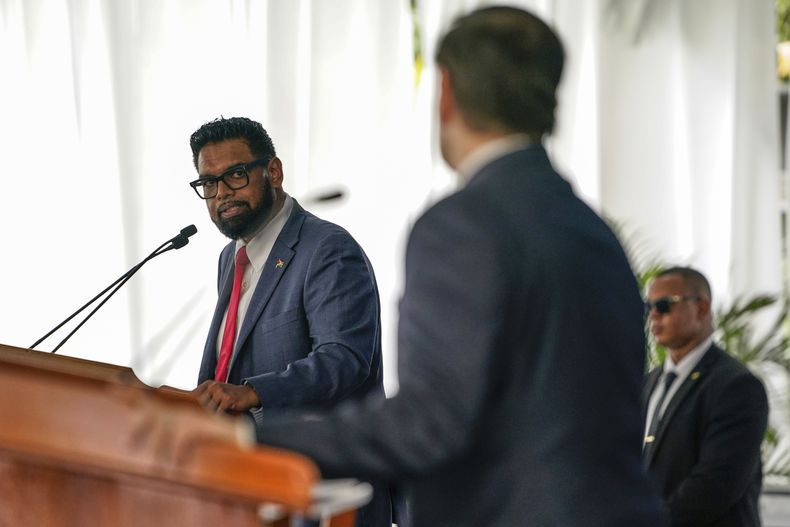 ARCHIVO – El presidente de Guyana, Mohamed Irfaan Ali, y el secretario de Estado de Estados Unidos, Marco Rubio, en conferencia de prensa en Georgetown, Guyana, el 27 de marzo de 2025. (Nathan Howard/Pool Foto vía AP, Archivo)