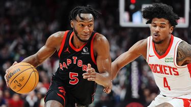 Immanuel Quickley, de los Raptors de Toronto, dribla a Jalen Green, de los Rockets de Houston, en el encuentro del viernes 9 de febrero de 2204 (Frank Gunn/The Canadian Press via AP)