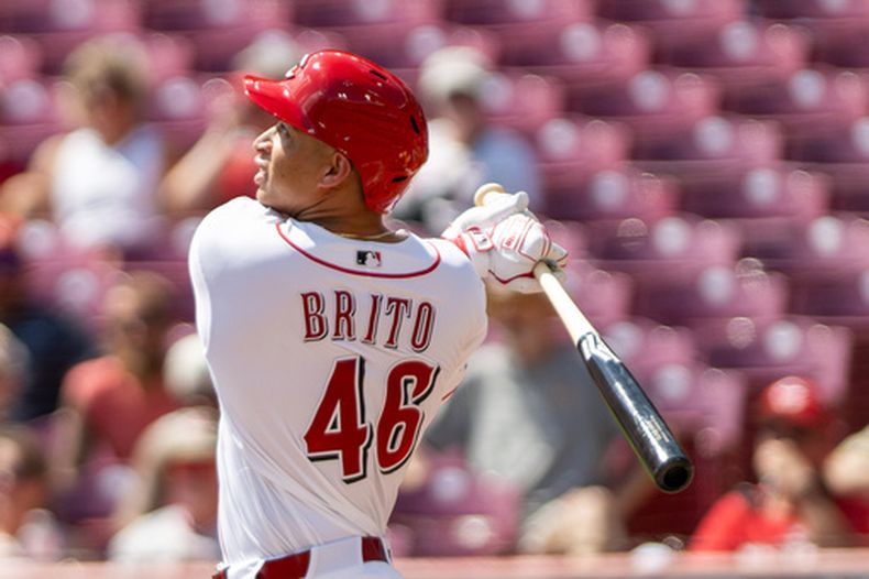 El segunda base de los Rojos de Cincinnati Juan Brito batea un jonrón de tres carreras en la segunda entrada ante los Padres de San Diego el miércoles 2 de septiembre del 2026. (AP Foto/Tony Wagner)