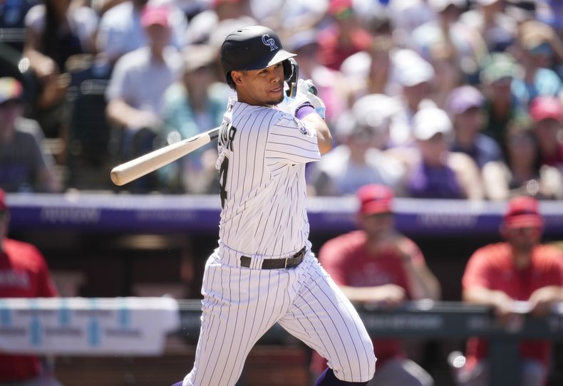 El venezolano de los Rockies de Colorado Ezequiel Tovar le da seguimiento a su remolcador sencillo frente a los Angelinos de Los Ángeles el domingo 25 de junio del 2023. (AP Foto/David Zalubowski)