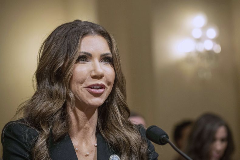 La secretaria de Seguridad Nacional, Kristi Noem, testifica durante una audiencia en el Congreso, en el Capitolio, Washington, el miércoles 14 de mayo de 2025. (AP Foto/Kevin Wolf)