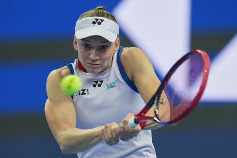 La kazaja Elena Rybakina regresa la bola a la armenia Alina Charaeva durante el encuentro de segunda ronda del Abierto de China el sábado 3 de octubre del 2026. (AP Foto/Ng Han Guan)