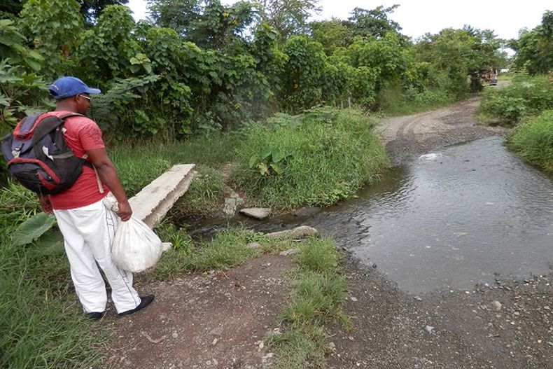 Después de varios días sin abastecimiento de agua, el líquido llega contaminado a las casas.