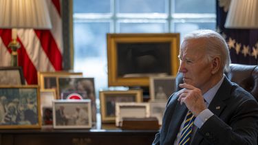 El presidente Joe Biden escucha durante una sesión informativa sobre la respuesta federal a la propagación de incendios en el área de Los Ángeles, el viernes 10 de enero de 2025, en la Oficina Oval de la Casa Blanca, en Washington. (AP Foto/Ben Curtis)