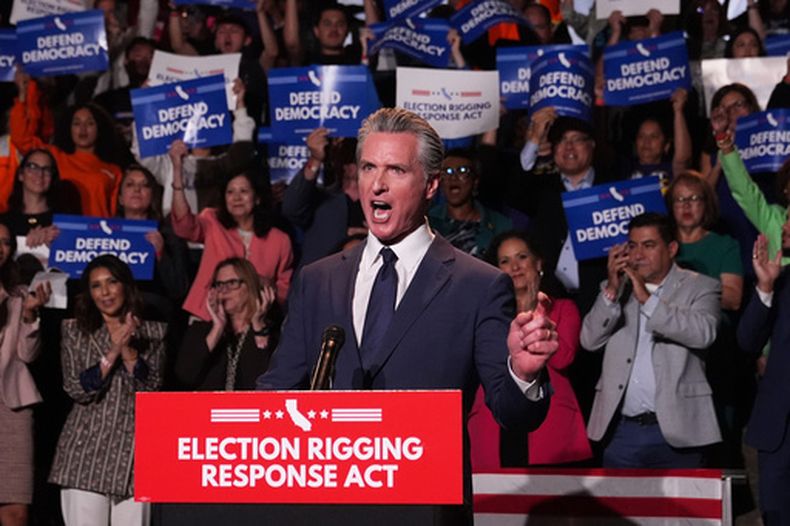 ARCHIVO - El gobernador de California, Gavin Newsom, habla durante una conferencia de prensa el 14 de agosto de 2025 en Los Ángeles. (Foto AP/Marcio Jose Sanchez, archivo)