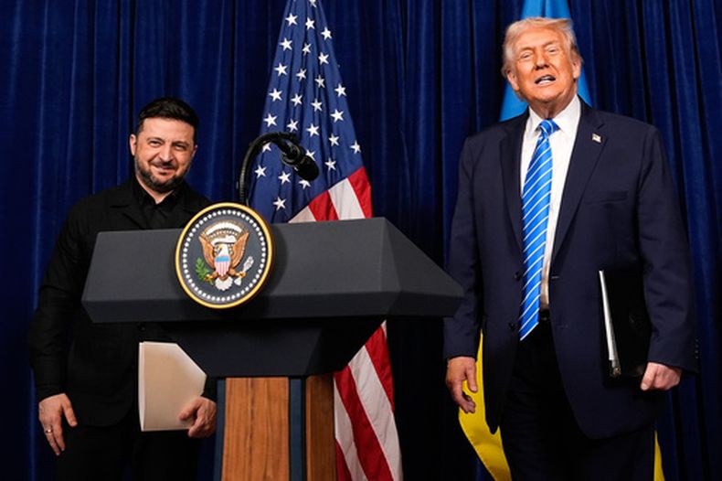 El presidente Donald Trump y su homólogo ucraniano, Volodymyr Zelenskyy, salen de una conferencia de prensa conjunta en el club Mar-a-Lago de Trump, el domingo 28 de diciembre de 2025, en Palm Beach, Florida. (AP Foto/Alex Brandon)