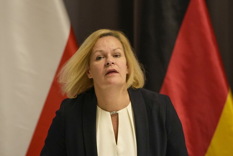ARCHIVO – La ministra federal del Interior de Alemania, Nancy Faeser, llega a una conferencia de prensa en Szeged, Hungría, el 27 de noviembre de 2023. (AP Foto/Darko Vojinovic, Archivo)
