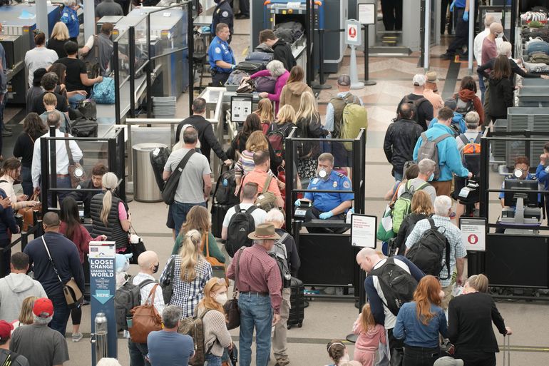 EEUU: Viajeros enfrentan cancelaciones de vuelos