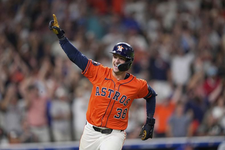 Zach Short, de los Astros de Houston, festeja luego de batear el sencillo de la victoria ante los Rangers de Texas, el sábado 12 de julio de 2025 (AP Foto/David J. Phillip)