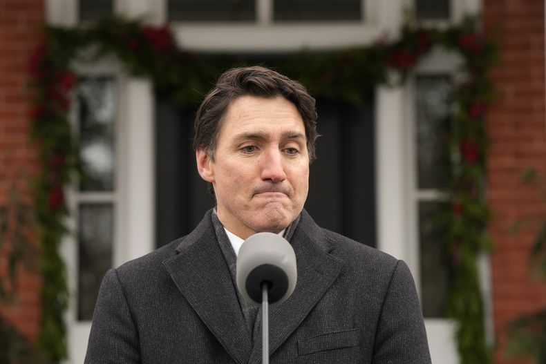El primer ministro canadiense Justin Trudeau hace un anuncio frente al Rideau Cottage el lunes 6 de enero de 2025, en Ottawa. (Adrian Wyld/The Canadian Press vía AP)