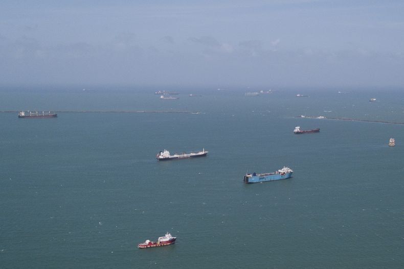 Buques cargueros aguardan a ingresar al Canal de Panamá, el martes 4 de febrero de 2025, en Colón. (AP Foto/Matías Delacroix)