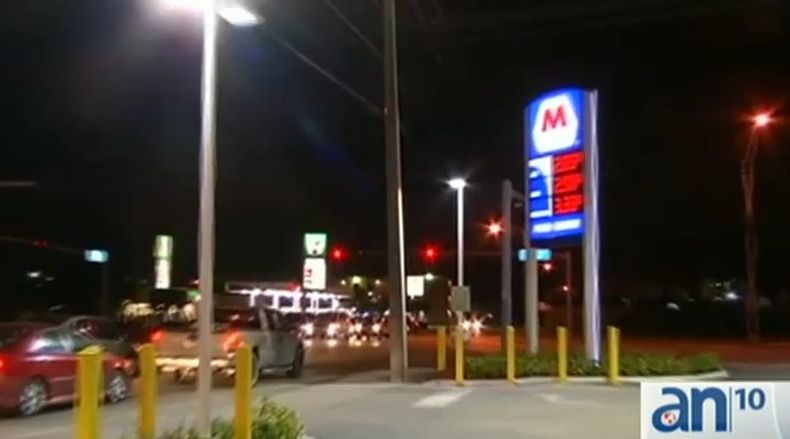 El precio se refleja en las bombas de gasolina, cuando vamos a llenar los tanques de nuestros autos.