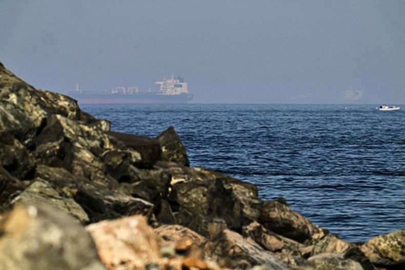 El Golfo de Omán cerca del Estrecho de Ormuz, visto desde Khor Fakkan, Emiratos Árabes Unidos, el 1 de mayo del 2026. (AP foto/Fatima Shbair)