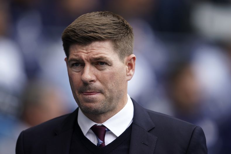 ARCHIVO - Foto del 22 de mayo del 2023, el técnico del Aston Villa Steven Gerrard en el encuentro ante el Manchester City. El viernes 19 de enero del 2024, Gerrard extiende su contrato con el Al-Ettifaq. (AP Foto/Dave Thompson, Archivo)