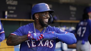 El cubano Adolis García, de los Rangers de Texas, sonríe en la cueva tras anotar con un jonrón de Josh Jung en el juego ante los Tigres de Detroit, el martes 30 de mayo de 2023 (AP Foto/Carlos Osorio)