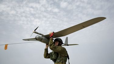 americateve | Foto del domingo, 16 de marzo del 2014 de un soldado israel&iacute; dispuesto a lanzar un avi&oacute;n teledirigido Skylark para reconocer la Franja de Gaza, cerca de la frontera con Israel. (Foto AP/ Tsafrir Abayov)