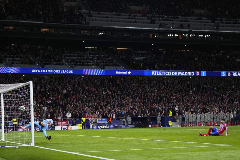 Julián Álvarez del Atlético de Madrid se resbala tras ejecutar un disparo en la tanda de penales ante el Real Madrid en los octavos de final de la Liga de Campeones, el miércoles 12 de marzo de 2025. (AP Foto/Manu Fernández)