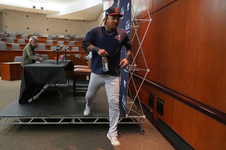 El dominicano José Ramírez, de los Guardianes de Clevaland, se marcha tras una conferencia de prensa, el martes 6 de octubre de 2026 en Chicago (AP Foto/Nam Y. Huh)