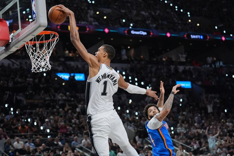 Victor Wembanyama (1), de los Spurs de San Antonio, encesta detrás de Kenrich Williams, del Thunder de Oklahoma City, durante la segunda mitad del cuarto juego de las Finales de la Conferencia Oeste del baloncesto de la NBA, el domingo 24 de mayo de 2026, en San Antonio. (AP Foto/Eric Gay)