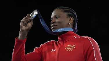 La medallista de plata panameña Atheyna Bylon posa durante la ceremonia de entrega de medallas de la final de boxeo femenina de 75 kg en los Juegos Olímpicos de Verano de 2024, el sábado 10 de agosto de 2024, en París, Francia. (Foto AP/John Locher)