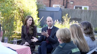 El príncipe Guillermo de Gran Bretaña y Kate, la princesa de Gales, hablan con miembros de los servicios de emergencia durante una visita al Centro Comunitario de Southport donde se reunieron con trabajadores de rescate y familiares de las víctimas del ataque con arma blanca en una clase de baile para niñas, en Southport, Inglaterra, el jueves, 10 de octubre de 2024. (Danny Lawson, Pool Photo vía AP)