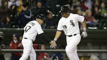 americateve | El toletero cubano de los Medias Blancas de Chicago Jos&eacute; Abreu (derecha) celebra con el coach de tercera base Joe McEwing tras conectar un cuadrangular en el jugo contra los Indios del jueves 10 de abril de 2014. (Foto de AP/Nam Y. Huh)