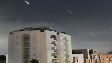 El sistema de defensa aérea israelí Domo de Hierro es activado para interceptar misiles disparados desde Irán, el domingo 14 de abril de 2024, en el centro de Israel. (AP Foto/Tomer Neuberg)