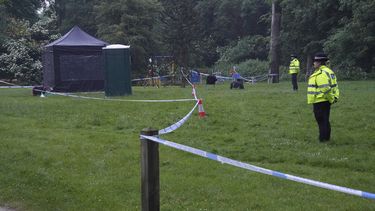 La policía acordona una zona del Grenfell Park, el martes 21 de mayo de 2024, en Londres, donde Matthew Trickett, acusado de espiar para Hong Kong, fue encontrado muerto el domingo. (Jonathan Brady/PA vía AP)