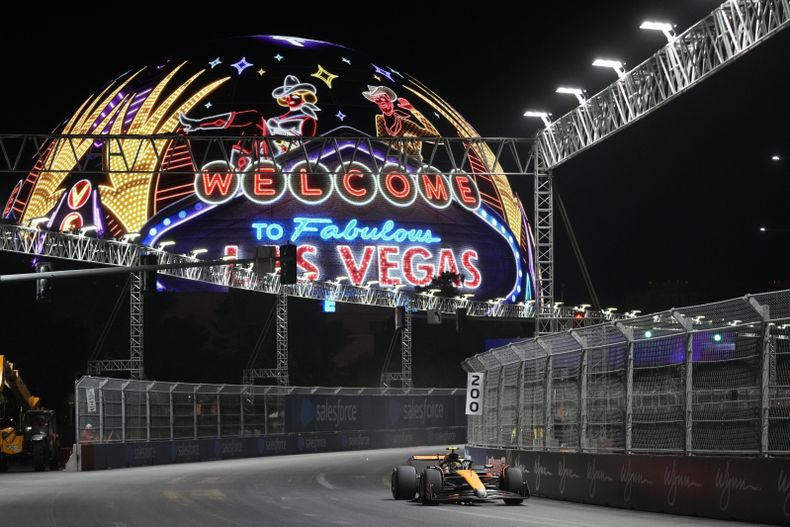 El piloto británico Lando Norris de McLaren conduce en la última práctica el viernes 22 de noviembre antes del Gran Premio de Las Vegas de la Fórmula Uno. (AP Foto/Matt York)