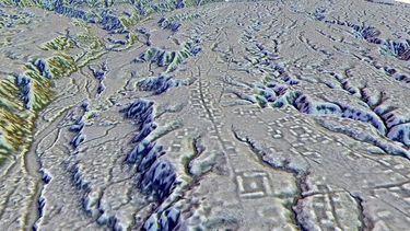 Esta imagen obtenida con la tecnología LiDAR proporcionada por investigadores en enero de 2024 muestra complejos de plataformas rectangulares colocadas para formar cuadrados y distrubuids a lo largo de caminos en el sitio de Kunguints, en el valle del Upano en Ecuador. (Antoine Dorison, Stéphen Rostain vía AP)