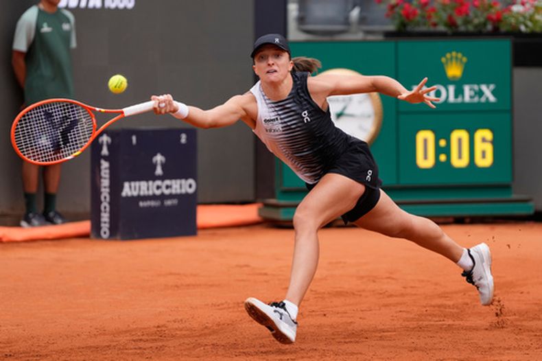 Iga Swiatek devuelve ante Jessica Pegula en los cuartos de final del Abierto de Italia, el miércoles 13 de mayo de 2026, en Roma. (AP Foto/Gregorio Borgia)