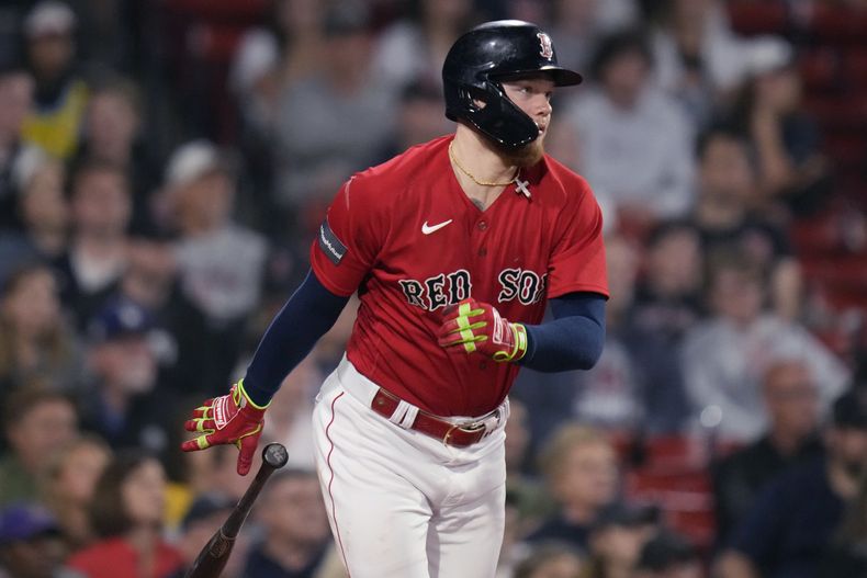 El mexicano Alex Verdugo observa la pelota al conectar un doblete en el juego del miércoles 14 de junio de 2023, ante los Rockies de Colorado (AP Foto/Charles Krupa)