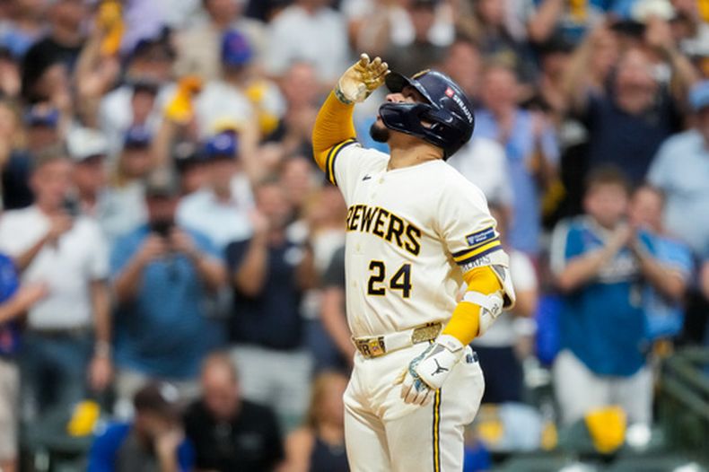 William Contreras, de los Cerveceros de Milwaukee, celebra su cuadrangular solitario durante la quinta entrada del Juego 2 de la Serie de Campeonato de la Liga Nacional contra los Dodgers de Los Ángeles, el lunes 12 de octubre de 2026, en Milwaukee. (AP Foto/Ashley Landis)