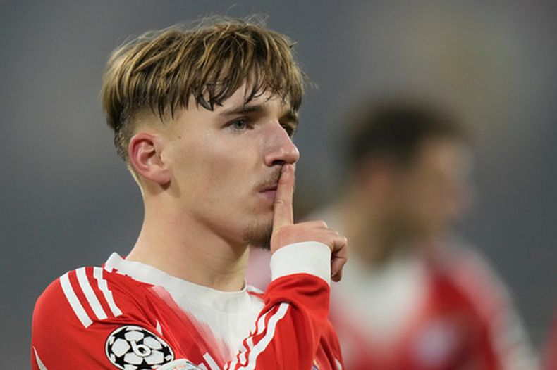 Lennart Karl celebra tras anotar el segundo gol del Bayern Múnich en la victoria 3-1 ante Sporting Lisboa en la Liga de Campeones, el martes 9 de diciembre de 2025. (AP Foto/Matthias Schrader)