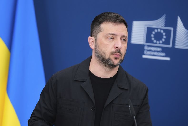 El presidente ucraniano Volodymyr Zelenskyy habla durante una conferencia de prensa en la sede de la Unión Europea, el domingo 17 de agosto de 2025, en Bruselas, Bélgica. (AP Foto)