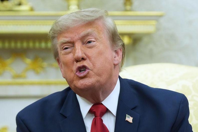 El presidente de Estados Unidos, Donald Trump, habla durante una reunión con el primer ministro de Irak, Ali al-Zaidi, en la Oficina Oval de la Casa Blanca, el 14 de julio de 2026, en Washington. (AP Foto/Julia Demaree Nikhinson)