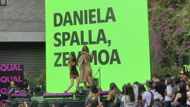 La cantautora argentina Daniela Spalla y la cantautora mexicana Zemmoa durante su presentación en el Equal Day de Spotify Latinoamérica el viernes 14 de marzo de 2025, en la Ciudad de México. (Foto AP/Berenice Bautista)