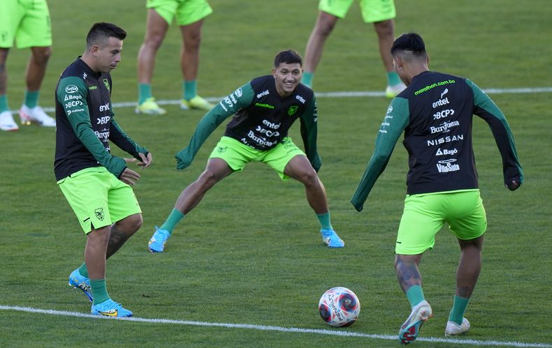 Los jugadores de la selección de Bolivia durante un entrenamiento en el estadio Hernán Siles, el el martes 10 de 10 de octubre de 2023, en La Paz. Bolivia enfrentará a Ecuador por las eliminatorias del Mundial. (AP Foto/Juan Karita)