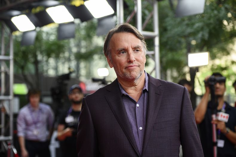 El director Richard Linklater en la afombra roja de la película Hitman en el Festival Internacional de Cine de Toronto, en Toronto, el 11 de septiembre de 2023. (Christopher Katsarov/The Canadian Press via AP)