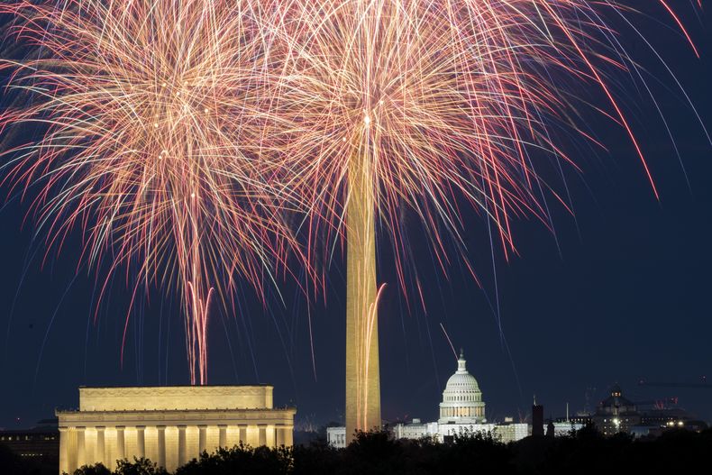 ARCHIVO – Fuegos artificiales sobre la Explanada Nacional y, de izquierda a derecha, el Monumento a Lincoln, el Monumento a Washington y el Capitolio, en las celebraciones del Día de la Independencia, en Washington, el 4 de julio de 2023. (AP Foto/Stephanie Scarbrough, Archivo)