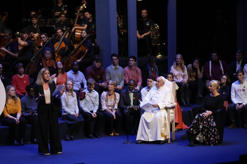 El papa Francisco, acompañado por la rectora de la Universidad Católica de Lovaina, Francoise Smets, escucha a Genevieve Damas durante una reunión con estudiantes, en Ottignies-Louvain-la-Neuve, Bélgica, el sábado 28 de septiembre de 2024. (AP Foto/Andrew Medichini)